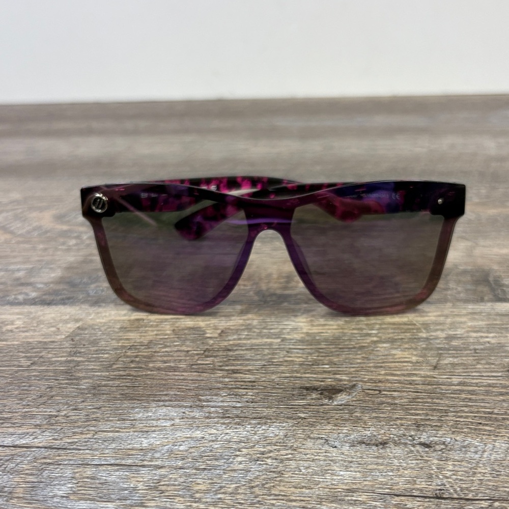 Blenders Eyewear Berry Loud Polarized Sunglasses – Pink/Black Shield Style